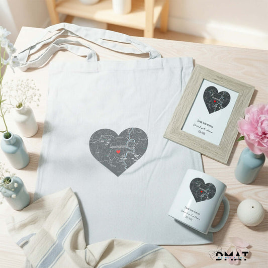 Set de regalo personalizado con mapa de ubicación para parejas – Tote bag, taza y cuadro de madera