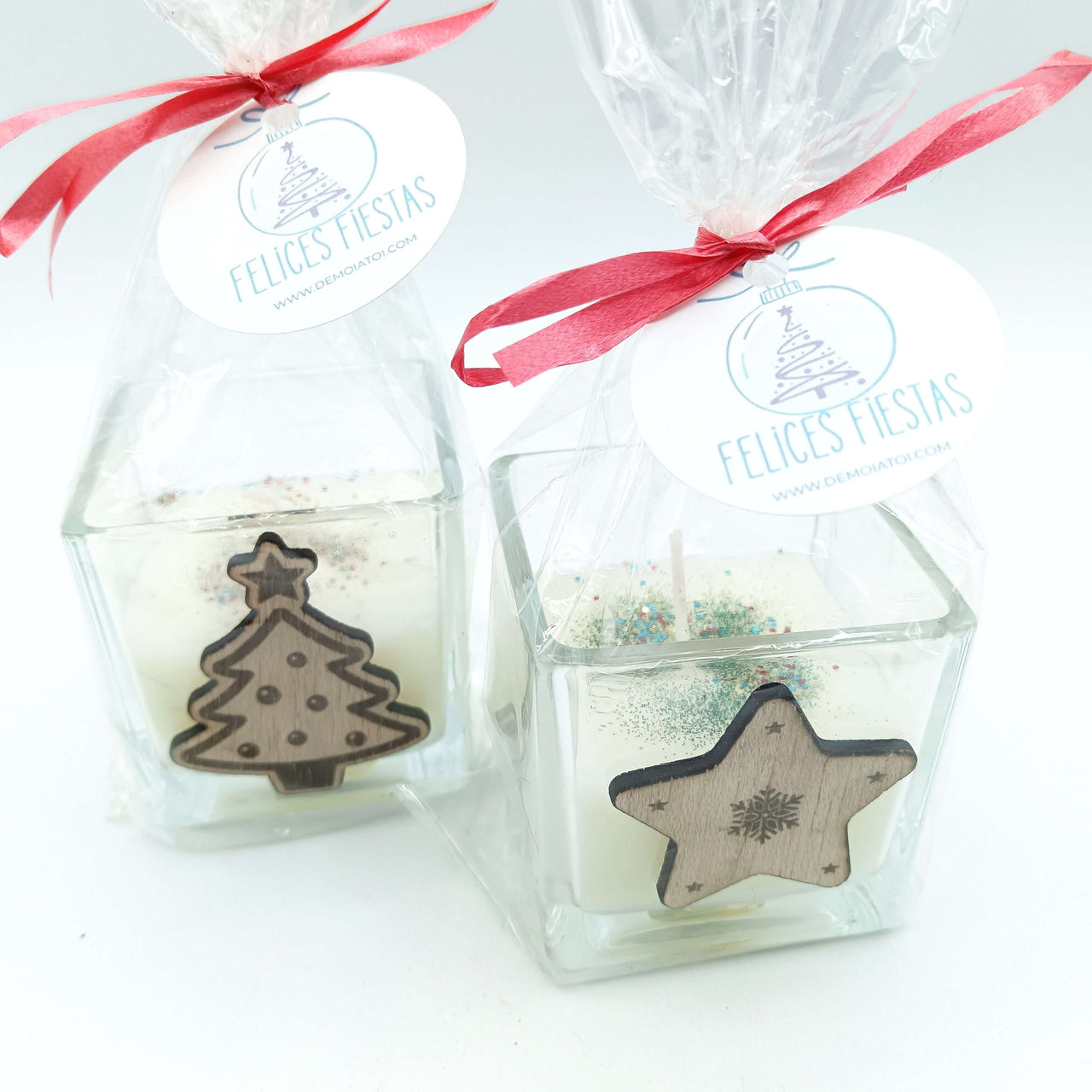 Vela decorada de Navidad con figurita navideña y aroma vainilla en elegante envase de cristal.