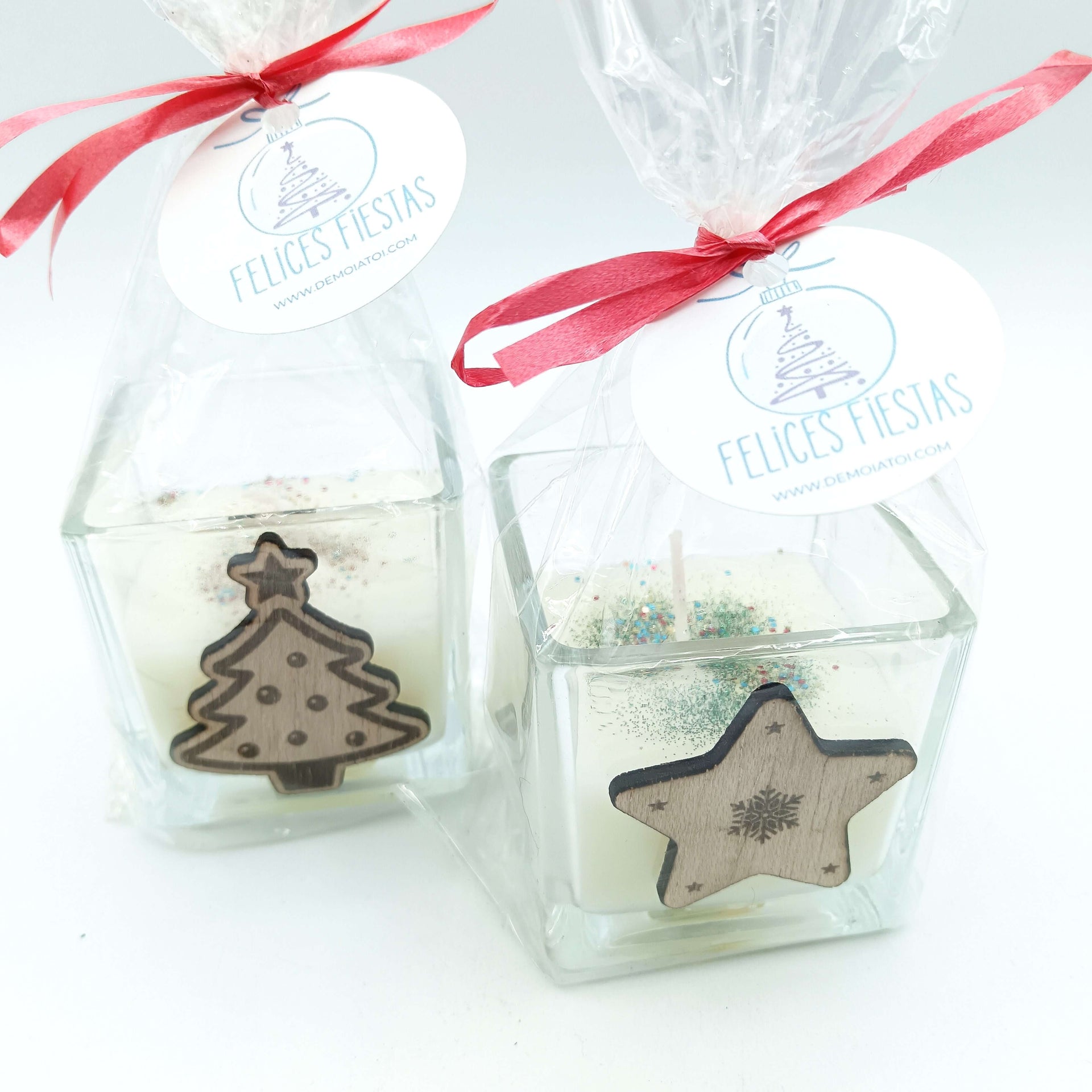 Vela decorada de Navidad con figurita navideña y aroma vainilla en elegante envase de cristal.