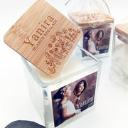 Vela personalizada como Detalle artesanal para invitados con aroma de vainilla.