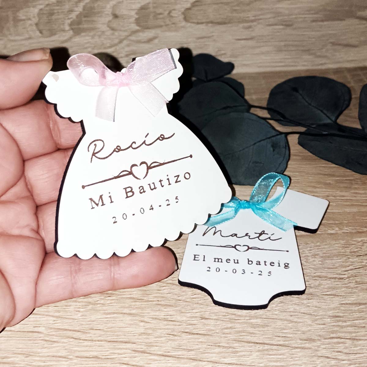 Recuerdo de bautizo de madera grabado e imán para regalar a los invitados de bautismo - De moi a toi