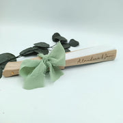 detalle de boda elegante en madera grabado con nombre