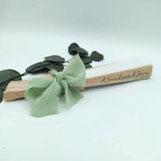 detalle de boda elegante en madera grabado con nombre