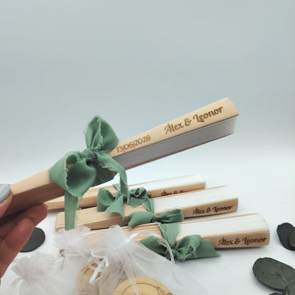 Detalle de boda de verano personalizado con nombres y fecha, práctico y original