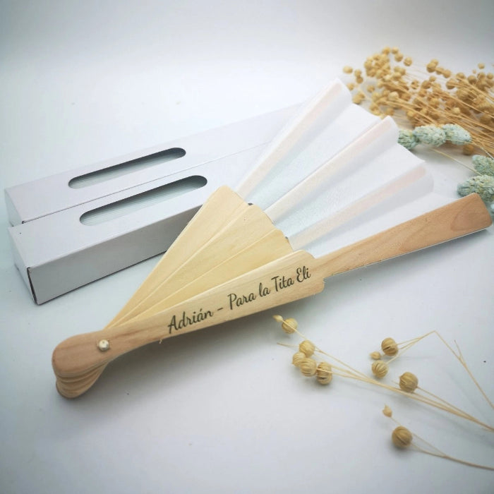 abanico grabado a láser con nombre y fecha personalizado