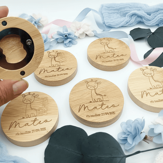 Detalle de invitados de bautizo de madera grabado a láser