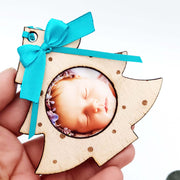 Adorno navideño de madera en forma de árbol, personalizado con foto y lacito turquesa estilo nórdico.