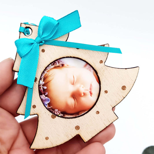 Adorno navideño de madera en forma de árbol, personalizado con foto y lacito turquesa estilo nórdico.
