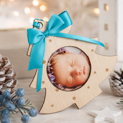 Adorno de Navidad de madera personalizado con fotografía y lacito turquesa, estilo nórdico artesanal