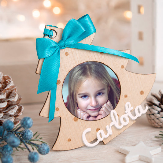Adorno navideño de madera en forma de árbol, personalizado con foto y lacito turquesa estilo nórdico