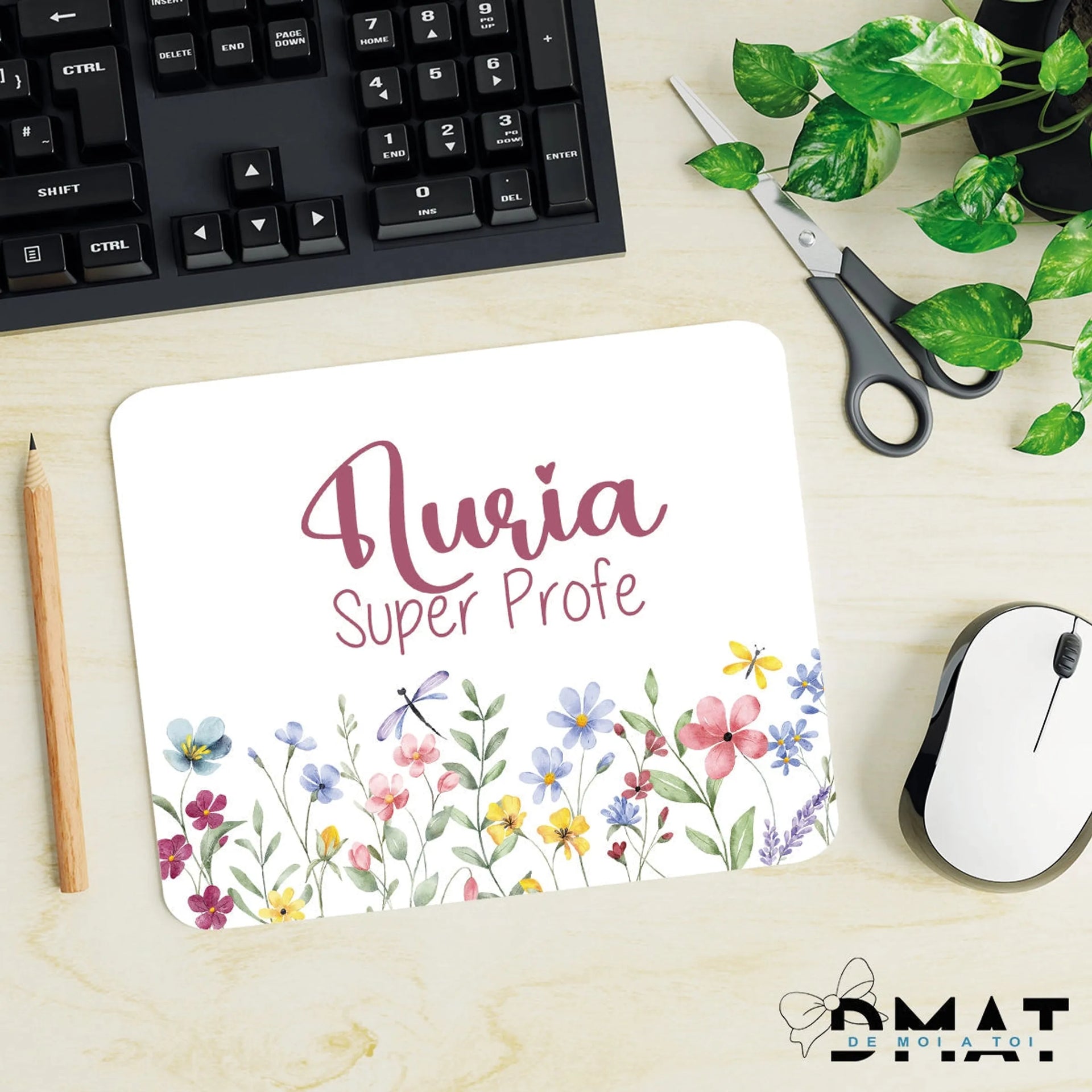 Alfombrilla de ratón con nombre de profesora y diseño floral.