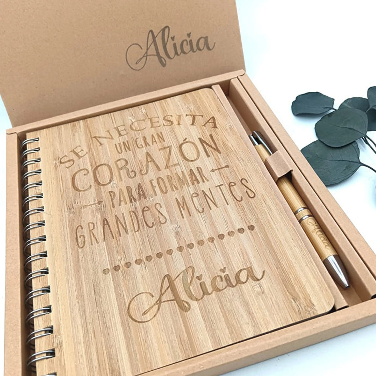Libreta de bambú grabada para regalar a profesora Alicia