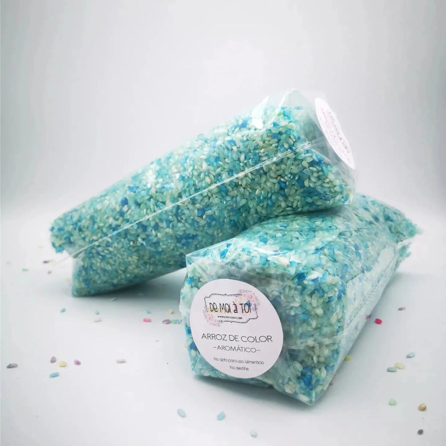 Detalle de arroz de colores para boda con tinte natural no tóxico en rosa, azul, verde y amarillo
