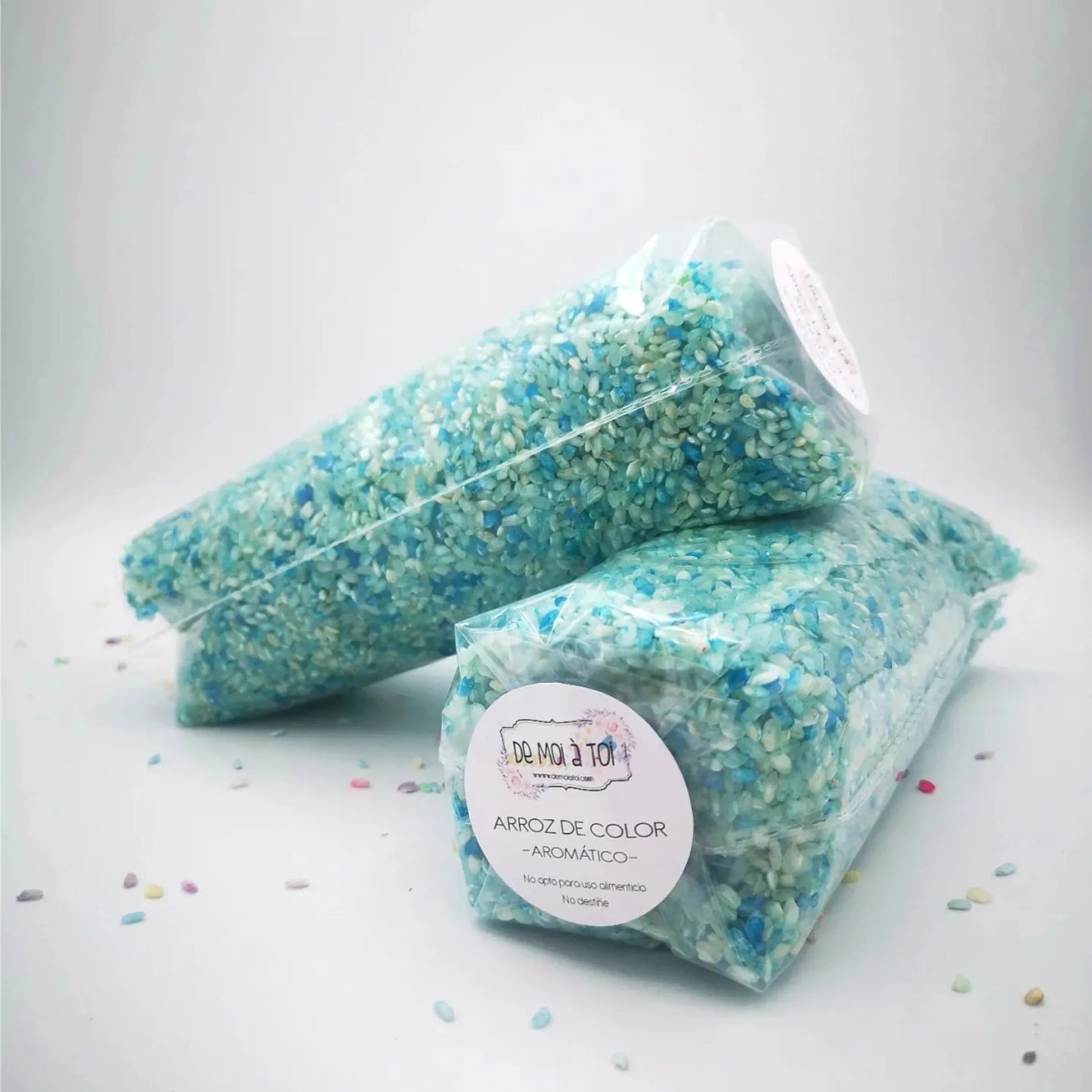 Detalle de arroz de colores para boda con tinte natural no tóxico en rosa, azul, verde y amarillo
