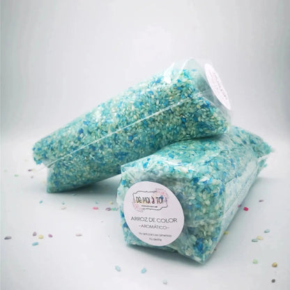 Detalle de arroz de colores para boda con tinte natural no tóxico en rosa, azul, verde y amarillo
