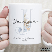 Taza económica para invitados con inicial y texto personalizado