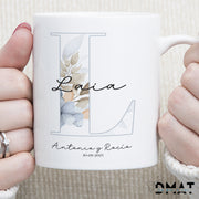 Taza con inicial floral y nombre para comunión