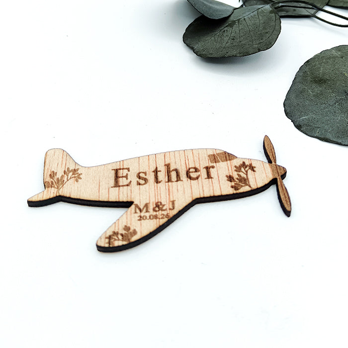 Marcasitio de madera con forma de avión grabado con nombre