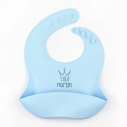 Babero infantil de silicona con nombre grabado y colores personalizables.