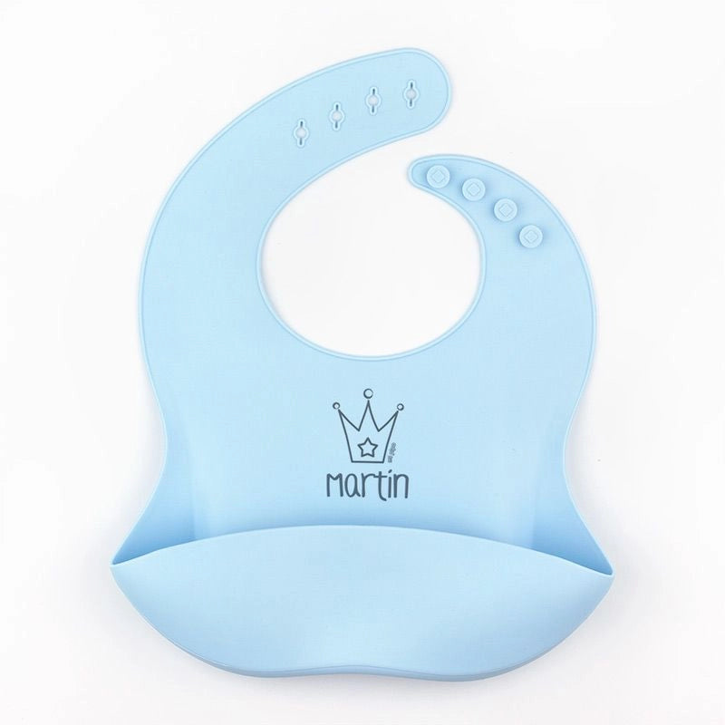 Babero infantil de silicona con nombre grabado y colores personalizables.