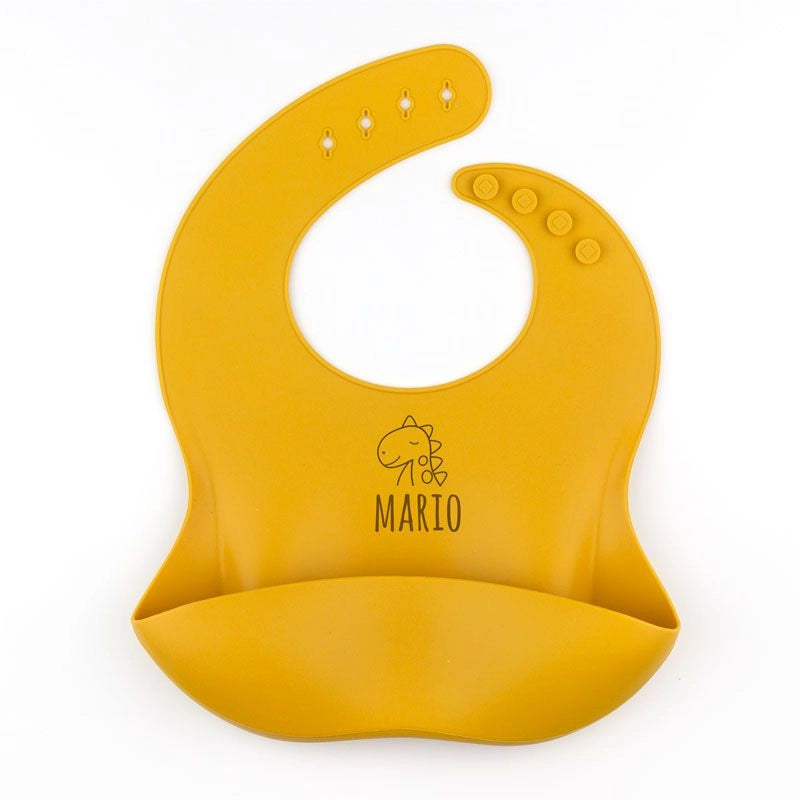 Detalle de nacimiento: babero de silicona personalizado con nombre grabado.
