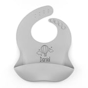 Babero de silicona para bebé personalizado con nombre, disponible en varios colores.
