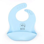 Baberos de silicona personalizados con nombre para bebés en colores modernos.