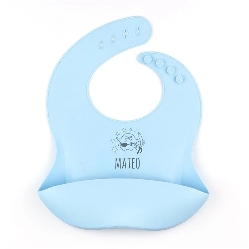 Baberos de silicona personalizados con nombre para bebés en colores modernos.