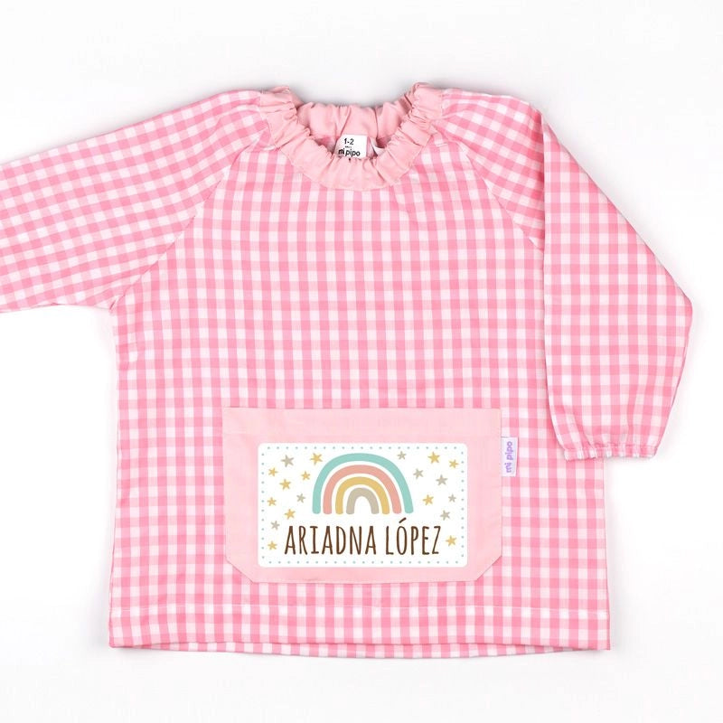 Bata escolar personalizada con nombre para niños y niñas en preescolar.