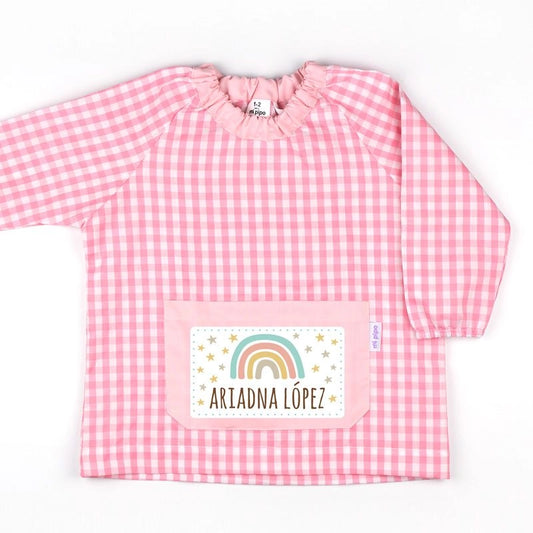 Bata escolar personalizada con nombre para niños y niñas en preescolar.