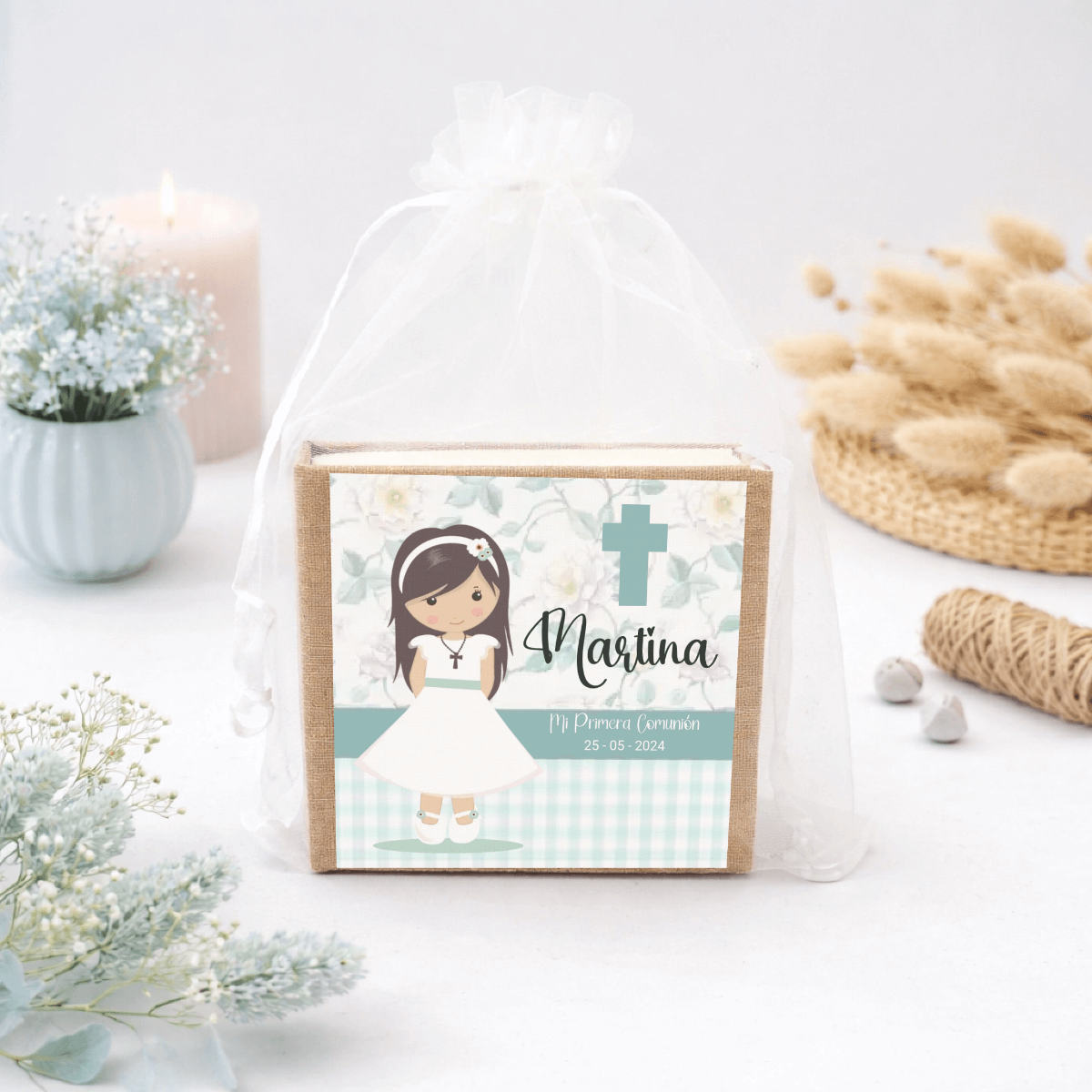 Detalle para invitados de comunión de niña con bloc de notas personalizado y diseño dulce.