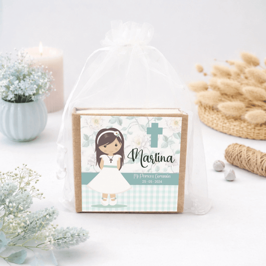 Detalle para invitados de comunión de niña con bloc de notas personalizado y diseño dulce.