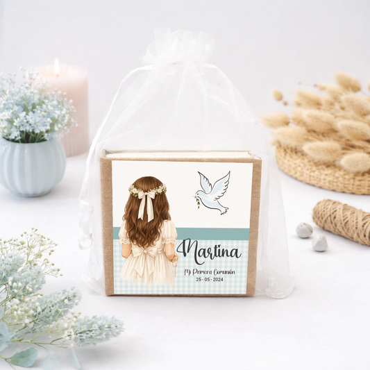 Detalle para invitados de comunión de niña con bloc de notas personalizado y diseño vichy dulce.