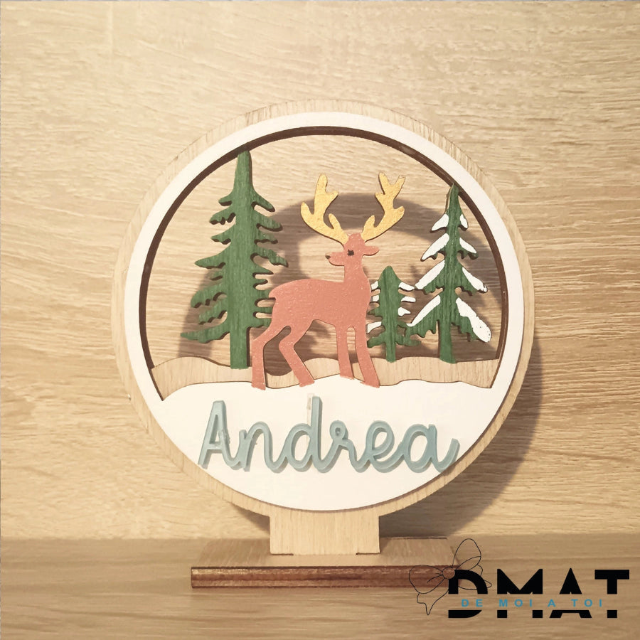 Detalle de navidad de madera con nombre tallado