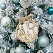 Bola de navidad de madera premium con nombre e inicial