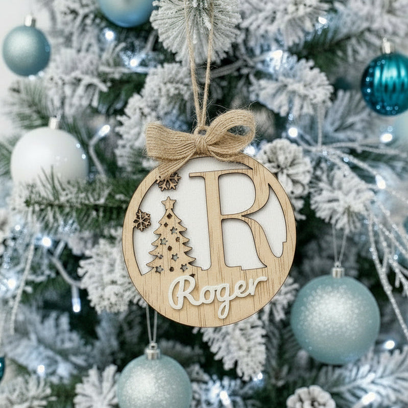 Bola de navidad de madera premium con nombre e inicial