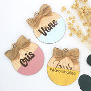 Bola de navidad de madera personalizada con nombre grabado y lazo natural - de moi a toi