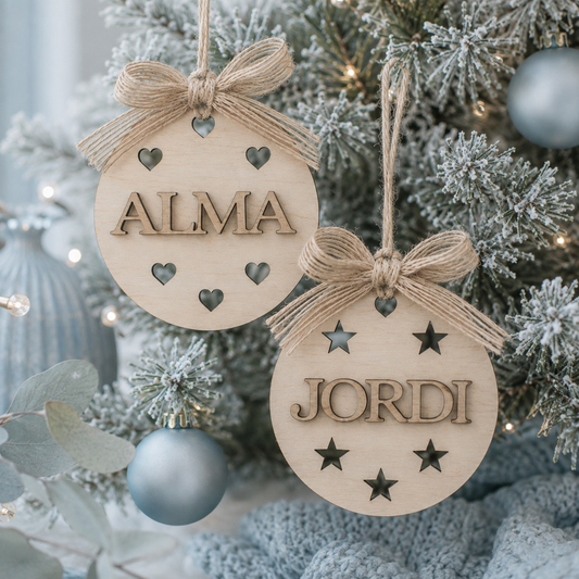 Bola de Navidad artesanal de madera con nombre personalizado colgada en árbol de Navidad