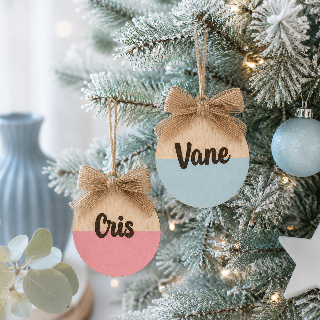 Bola de Navidad de madera de 9 cm pintada a mano y grabada a láser con nombre personalizado, con lazo de yute natural