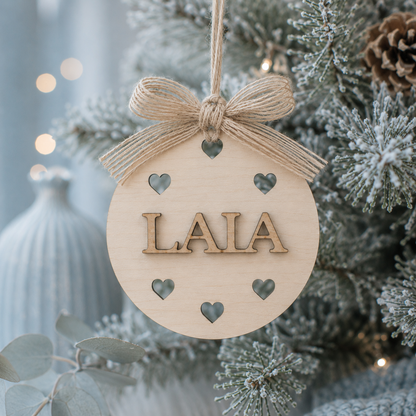 Bola de Navidad de madera personalizada con nombre tallado a láser y decoración de corazones, 9 cm diámetro