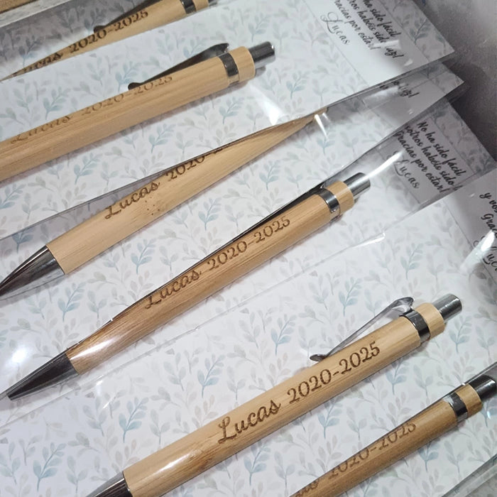 bolígrafo grabado con nombre en madera de bambú – regalo sostenible de boda o bautizo