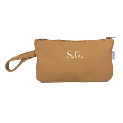 Primer plano de bolso de mano shopper de polipiel con bordado personalizado y asa corta de 13 cm