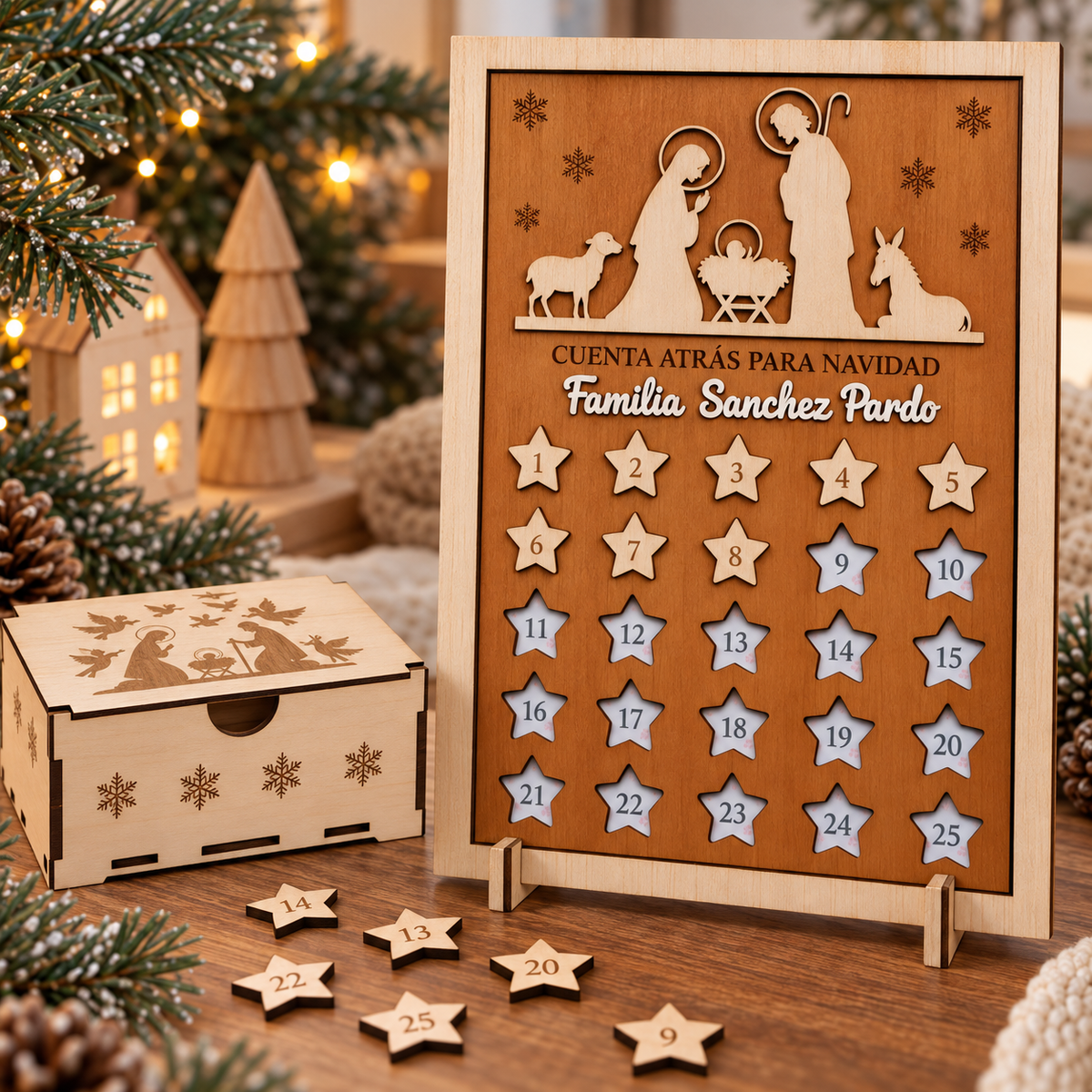 Calendario de Adviento de madera personalizado con belén en relieve, apellido familiar y 25 estrellas numeradas junto a su cajita de madera · De Moi à Toi