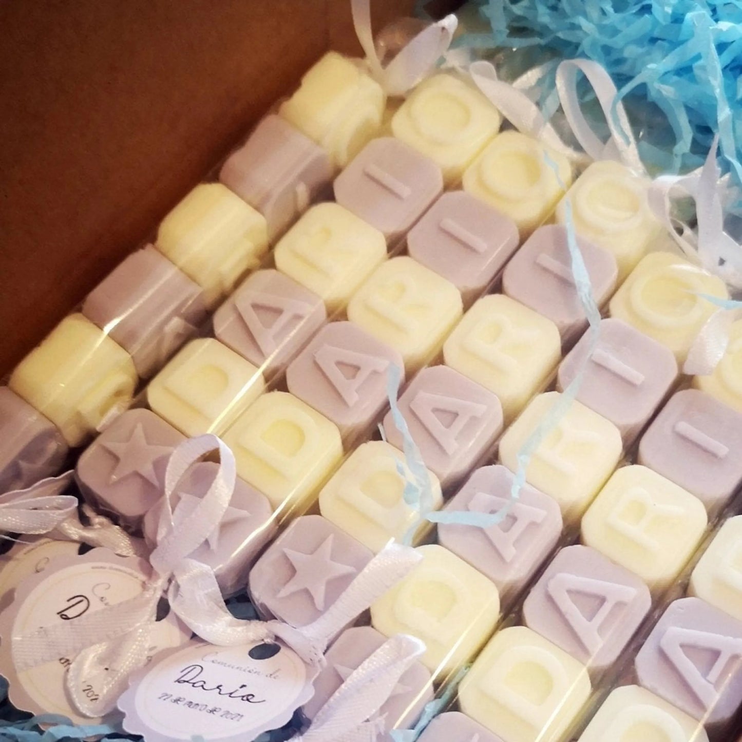 Detalle de bautizo para invitados con nombre de jabón