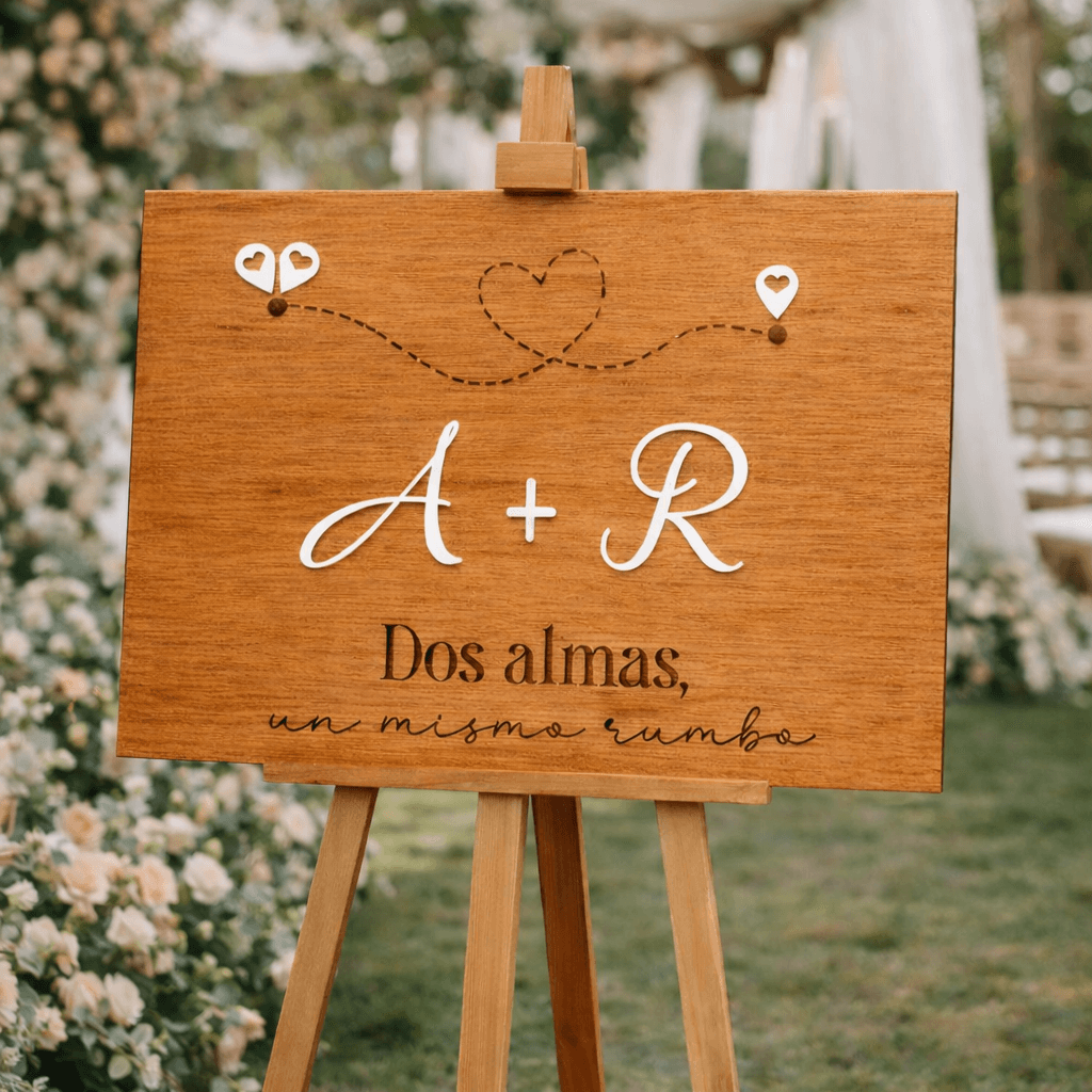 Cartel boda madera barnizado teka diseño viajeros con iniciales personalizadas
