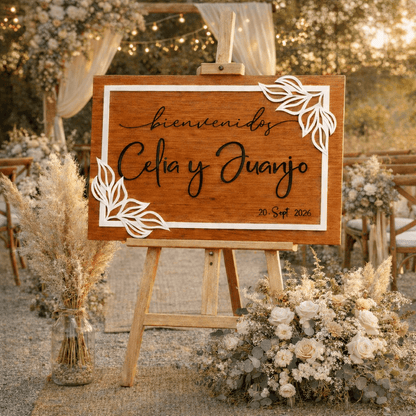 Detalle de marco floral con hojas delicadas en esquinas grabadas a láser en cartel de boda de madera

