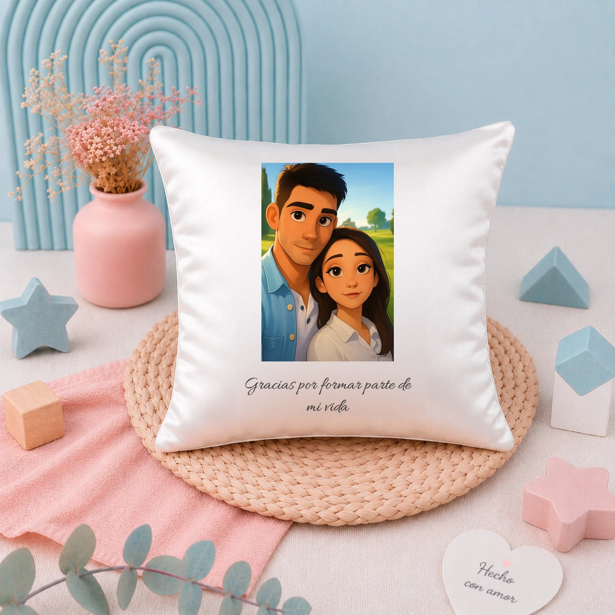 Cojín decorativo 19x19 personalizado con caricatura estilo dibujo animado de pareja y dedicatoria