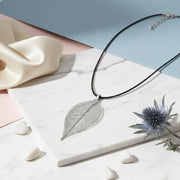Collar con hoja natural galvanizada en metal – Joya artesanal – De moi à toi