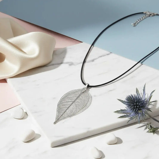 Collar con hoja natural galvanizada en metal – Joya artesanal – De moi à toi