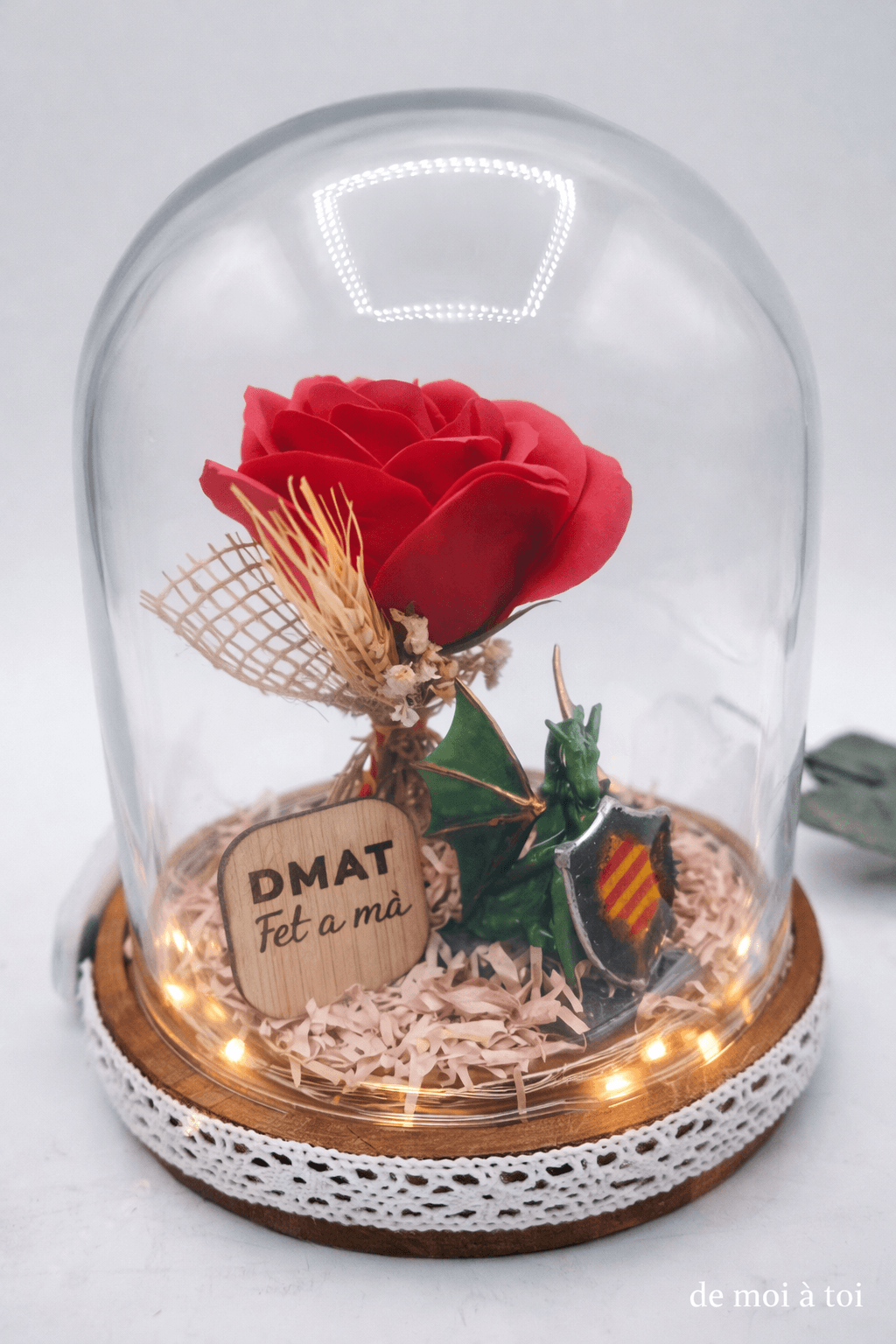 Cúpula con rosa preservada y dragón como regalo original en sant jordi